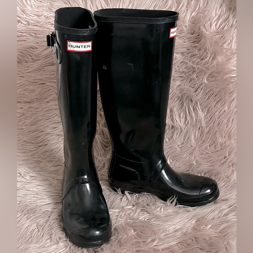 Hunter Women’s Original Tall Gloss Rain Boots in black Size6